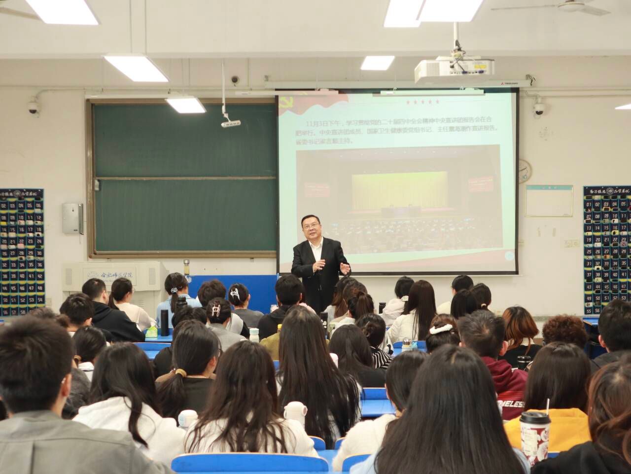 院领导深入研究生课堂宣讲党的二十届四中全会精神